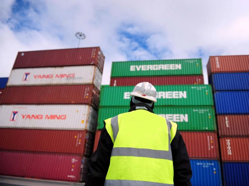 operador portuario en puerto con contenedores