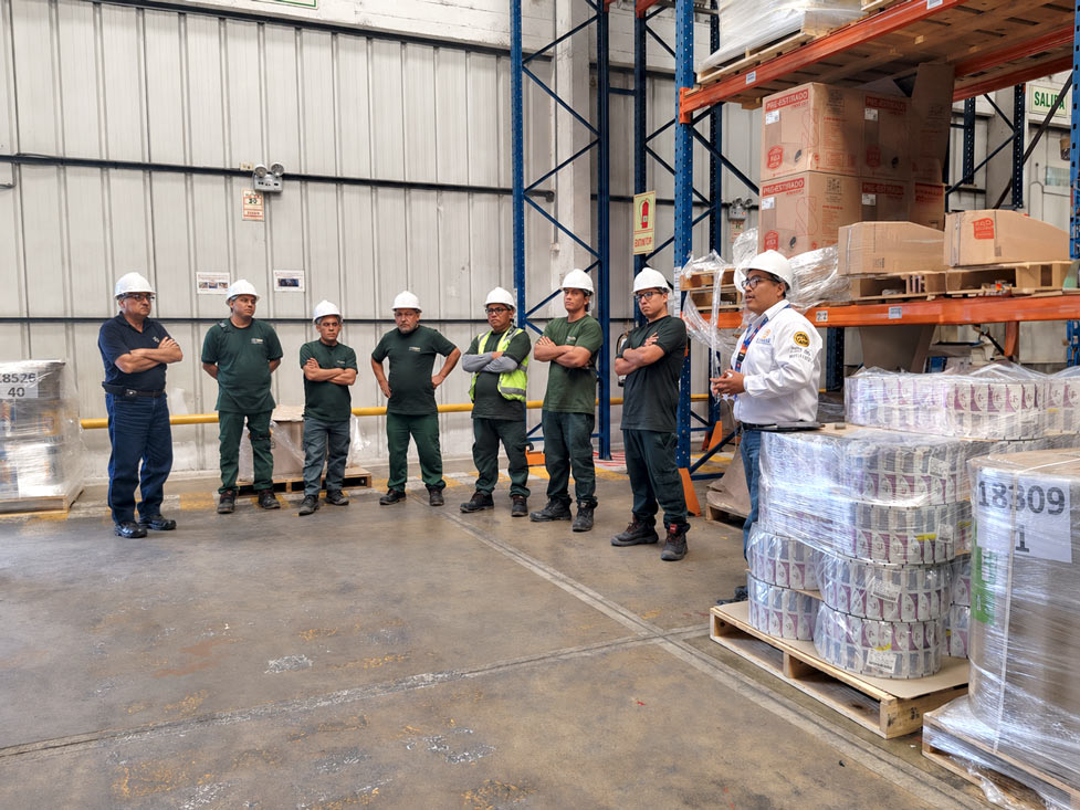 Participantes reunidos en círculo durante jornada de capacitación en seguridad y salud en el trabajo realizada por EXCAP Certificaciones.